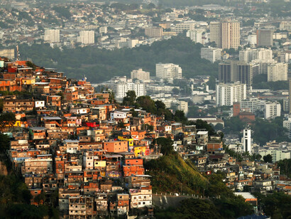 Contraste entre la ciudad y una favela en Río de Janeiro, Brasil
