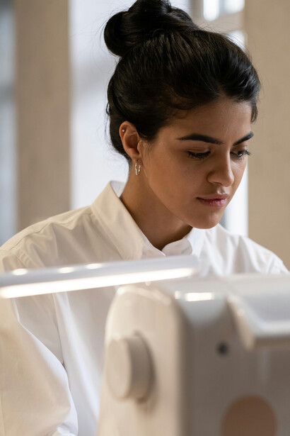 Conheça os ateliers parisienses e os mestres da alta costura: um mundo onde cada peça é uma obra de arte meticulosamente criada à mão, representando o ápice da elegância e sofisticação