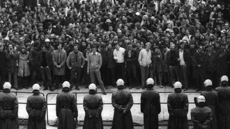 Los manifestantes frente a la policía francesa en París durante las protestas de mayo del 68