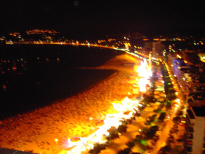 Palamós, Gerona. La playa se llena de hogueras en la Nit de Sant Joan