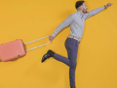 Já virei piada! Meus filhos começam a dizer “... o voo é às 17:00, então com as duas horas de antecedência mais as X horas de traslado da casa até o aeroporto, mais... então precisamos sair de casa às 5:00!”. Confesso que muitas vezes tomamos um chá de espera no salão de embarque, mas prefiro este ao estresse de imaginar que algo pode dar errado ou o pior pode acontecer, que é perder o voo e precisar remarcá-lo