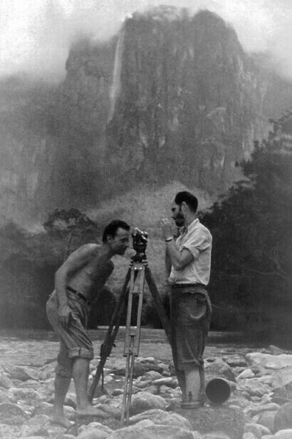 Perry Lowrey y Alejandro Laime measuring Angel Falls. Photo by Ruth Robertson. Biblioteca Nacional de Venezuela Collection, Caracas