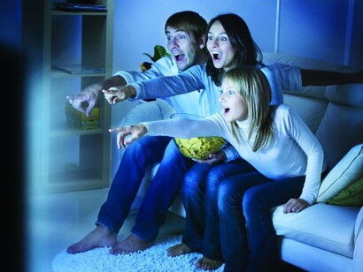 Viendo una película en casa