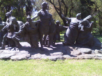 Hoy asociamos el roscón con la Epifanía cristiana; mas sus raíces se hunden mucho más atrás en el tiempo. Ernesto Biondi (1854-1917) "Saturnalia". 1909. Jardín Botánico de Buenos Aires, Argentina