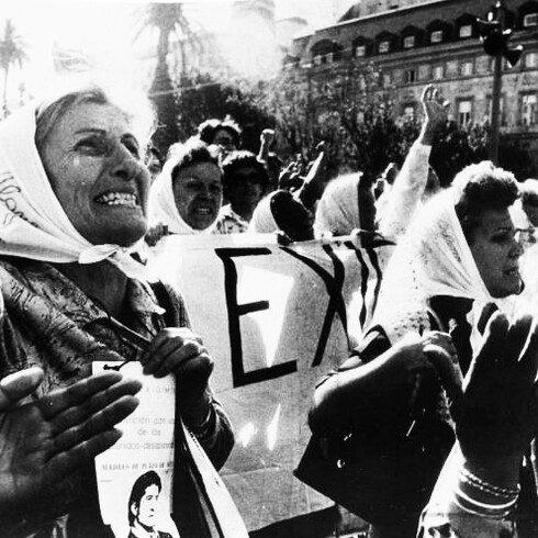 Las Madres de Plaza de Mayo, fundadas en 1977 a raíz de las acciones de la última Dictadura Cívico-Militar, representan la resistencia y lucha por los derechos humanos en Argentina