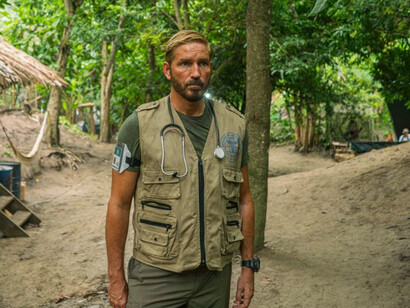 O ator Jim Caviezel, no papel de Tim Ballard, progagoniza um investigador que renuncia seu trabalho para entrar em uma operação contra tráfico e exploração de menores
