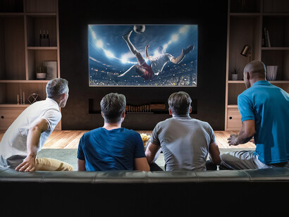 Grupo de amigos mirando el fútbol en la televisión
