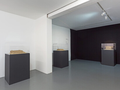 Leandro Erlich, Entre temps, exhibition view. Courtesy of Xippas