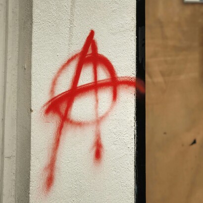 Essa propone un modello di convivenza basato sulla cooperazione, sulla responsabilità individuale e sulla solidarietà reciproca.