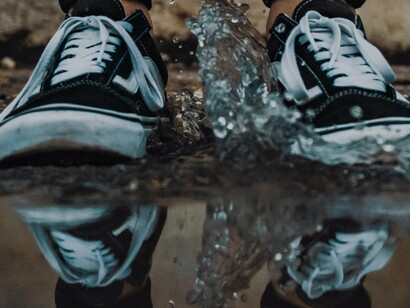 Pés refletidos na água. O transtorno de personalidade narcisista é definido, dentre diversas características, por um padrão persistente de grandiosidade, uma demanda angustiante pela admiração e uma falta de empatia. Indivíduos com TPN possuem um sentido inflado de si mesmos, achando que as pessoas devem satisfazer os seus desejos, além de acreditar que os outros os invejam. A relação assimétrica com esses indivíduos depende que, acima de tudo, a pessoa narcisista camufle a sua baixa autoestima

