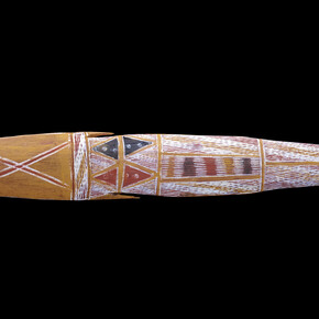 Statuette en forme de poisson, Australie, Territoire du Nord, Terre d’Arnhem centrale, îles Crocodile, Milingimbi, Yolngu. Milieu du 20e siècle, Bois, pigments naturels, L 56 cm l 7 cm, Don de Georges Barbey en 1960. Photo: © MEG, J. Watts