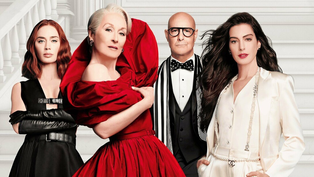 Os quatro personagens centrais de "O Diabo Veste Prada 2" aparecem reunidos em imagem oficial de divulgação do filme. Duas décadas depois, o reencontro do elenco aposta na nostalgia e no carisma que transformaram a obra original em um clássico moderno