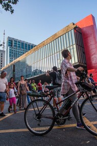 Avenida Paulista com vista pro MASP. O MASP foi fundado em 1947 por Assis Chateaubriand, empresário e dono dos Diários Associados, em parceria com o crítico de arte italiano Pietro Maria Bardi, que se tornaria seu primeiro diretor. A ideia era ousada: criar o primeiro museu moderno do Brasil, aberto ao público, com acesso democrático à arte