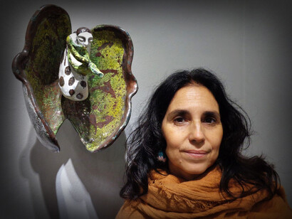 Rosamar Corcuera con una de sus creativas obras, expuesta en 'De barro y fuego' en el Centro Cultural Ricardo Palma, Miraflores, Perú