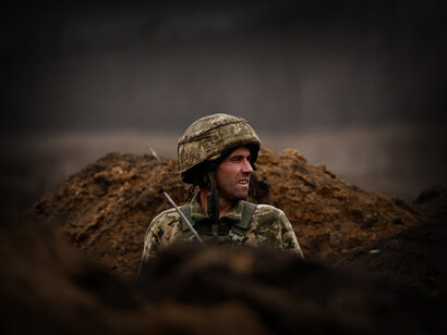 Soldado ucraniano en una trinchera durante la guerra de Ucrania