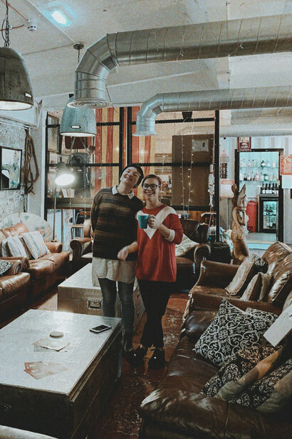 Pareja de clientes disfrutando de su visita a un negocio gastronómico