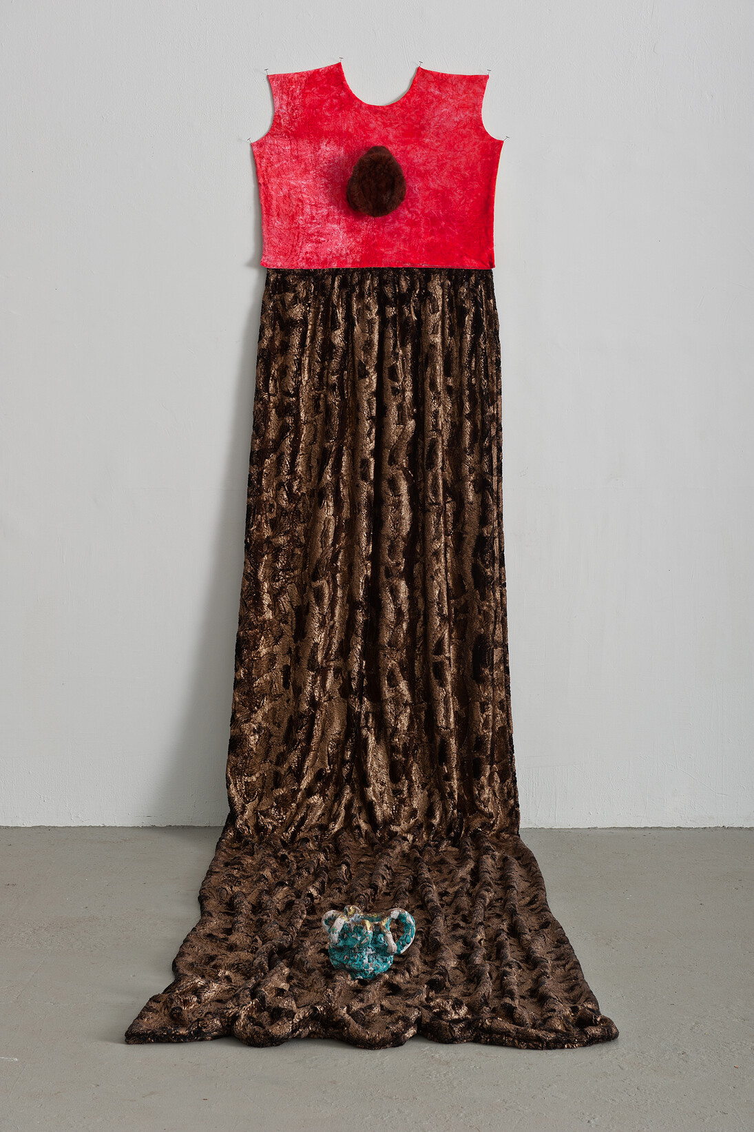 Beverly Semmes, Hat, 2015, Silk, velvet, fake fur, painted terracotta, 274.30 x 213 , 40 x 139.70 cm (108 x 84 x 55 in.), Courtesy of Beverly Semmes & Susan Inglett Gallery © Chris Kendall
