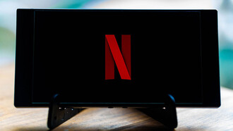 Crisi serie tv. Quel che Netflix, e non solo, fatica a capire, è che il pubblico si sta stancando. Se tante serie tv non stanno andando bene, è proprio perché sono ripetitive. Un eterno ritorno al passato che non piace più. E le poche serie originali vengono ignorante, per paura di perderci tempo e che dopo non saranno rinnovate. È una situazione problematica, che risente di una crisi del settore iniziata ben prima del boom dei servizi di streaming