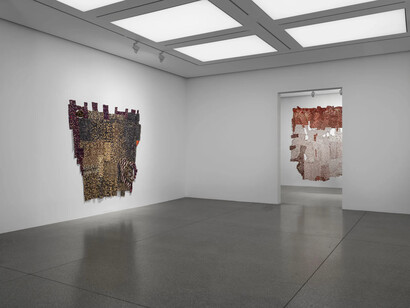 El Anatsui, LuwVor, exhibition view. Courtesy of White Cube