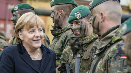 Angela Merkel con soldados alemanes