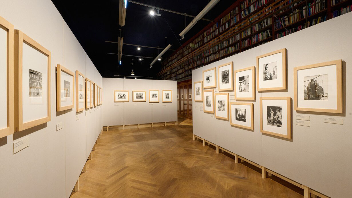 Barbara Pflaum, Showcases of everyday life, exhibition view. Courtesy of MAK