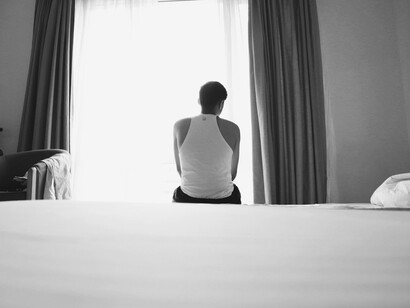 La soledad masculina no solo incrementa el riesgo de enfermedades cardiovasculares y demencia, sino que crea una paradoja donde el hombre, desesperado por conectar, teme el mecanismo para lograrlo: la vulnerabilidad