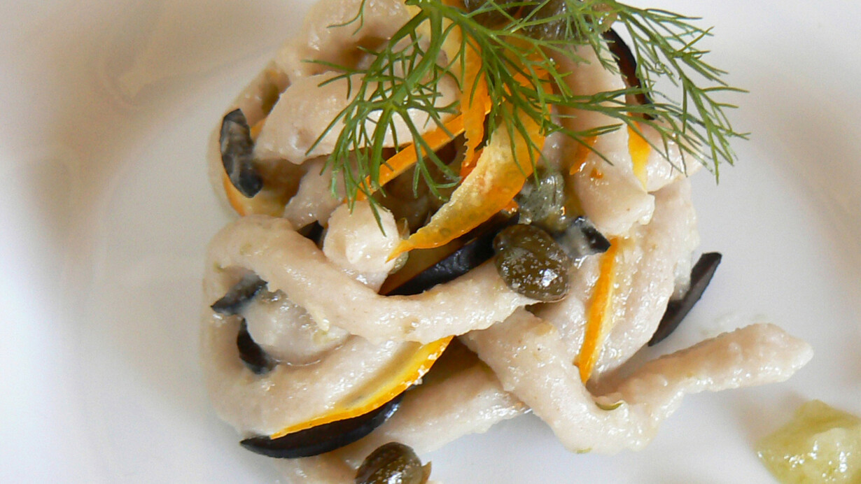 Pici fatti in casa con Scarola, Olive nere e crema di Finocchi al profumo di scorza d’Arancia