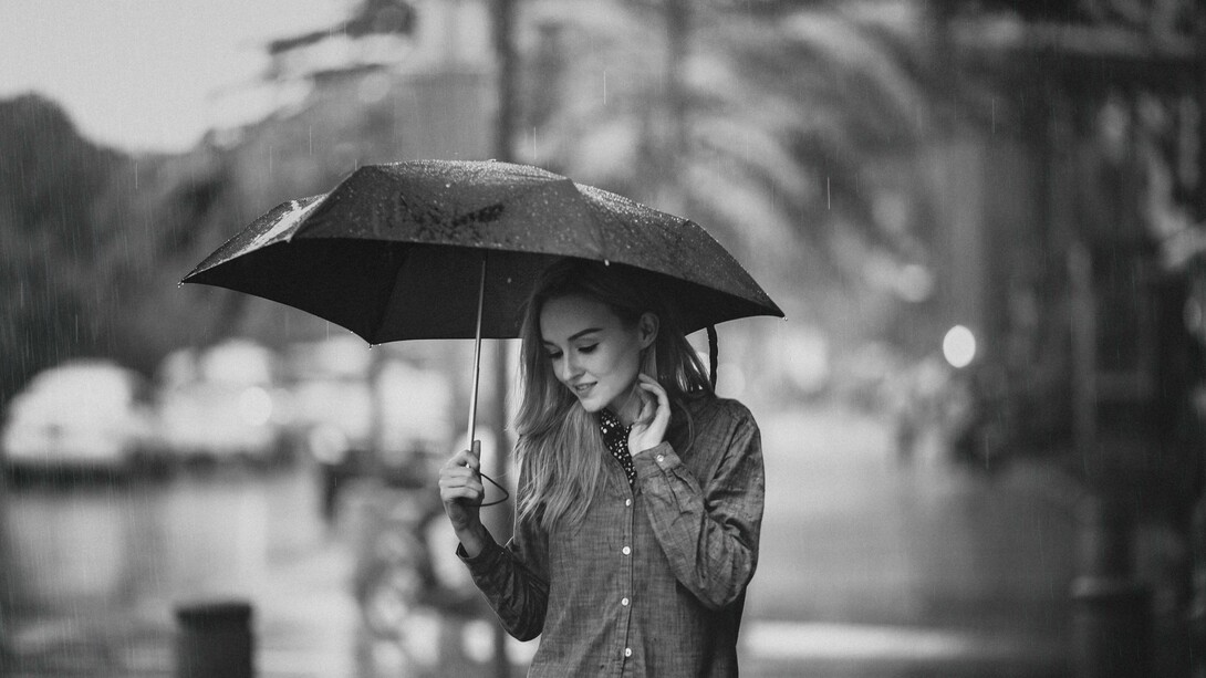 Negatività e grigiore. A volte succedono in sequenza diversi eventi negativi: tutto sembra congiurare contro il tuo ottimismo e la tua voglia di reagire. Ti senti così triste che ti sembra impossibile trovare un appiglio per trasformare il tono della tua giornata. Se fosse un colore sarebbe grigio scuro (nella migliore delle ipotesi) se non completamente nero