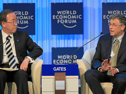 Ban Ki-moon (a sinistra) Segretario generale delle Nazioni Unite, New York e William H. Gates III, copresidente della Fondazione Bill & Melinda Gates, USA, fotografati durante la sessione "The Global Development Outlook" al Meeting annuale 2013 del World Economic Forum di Davos, Svizzera, 24 gennaio 2013