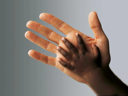 Oliviero Toscani, Mani, 1990. Courtesy of Mazzoleni