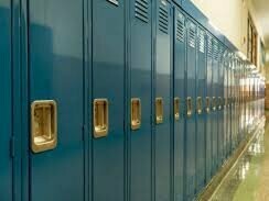 Corredor de típica escola secundária dos Estados Unidos, onde todas as tramas acontecem. Infelizmente as “bad girls” estão sumindo das histórias, visto que os filmes e seriados atuais estão construindo suas protagonistas como se fosse uma mistura das mocinhas e das “bad girls” e sua utilidade dentro da narrativa acaba sumindo, contudo, mesmo que elas acabem sumindo das novas narrativas