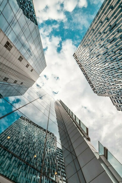 Una vista desde debajo de los edificios modernos de una ciudad
