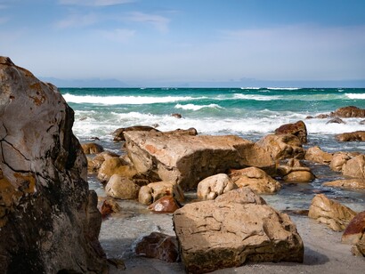 La serie di attacchi dei ribelli yemeniti e le conseguenti interruzioni nel Mar Rosso stanno avendo diversi impatti sia sul settore dei trasporti marittimi che su altri aspetti economici e ambientali