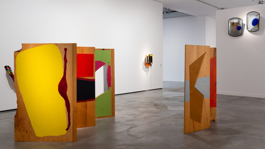 Jessica Stockholder, Puntos cardinales, vista de exhibición. Cortesía del Es Baluard Museu d'Art Contemporani de Palma