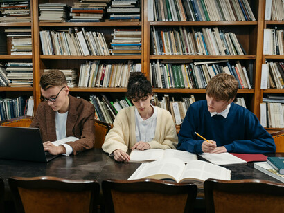 Tres estudiantes preparándose para una evaluación