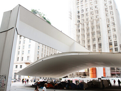 As a prominent part of the Patriarch Plaza revitalization, the steel cantilevered structure provides shade and shelter for commuters while seamlessly connecting the plaza to the city's underground transit, enhancing the urban landscape in São Paulo