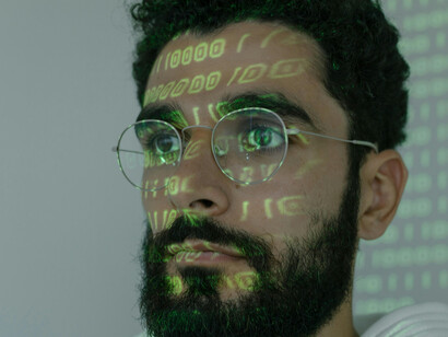 A adoção da IA deve ser vista com realismo, reconhecendo seu potencial positivo e os desafios para profissões que demandam cognição humana