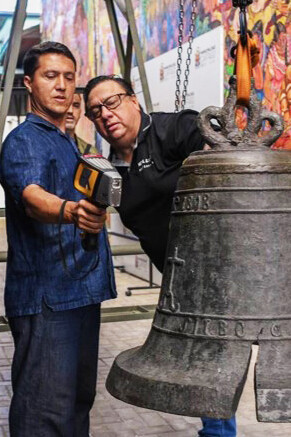 Foto de Pablo Vargas. Espectrometría de rayos X, aplicada a la Campana de la Independencia, por sus restauradores José Segura Garita y Alonso Silva González. Museo Municipal de Cartago. 2025, Costa Rica