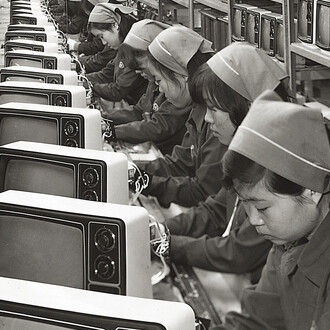 Samsung electronics’ TV production line, 1970s. Mit freundlicher genehmigung dem Museum Rietberg