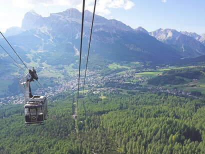 Vista dalla funivia Faloria, Cortina d'Ampezzo, Veneto, Italia. Durante le Olimpiadi invernali del 1956, Cortina ha consolidato la sua posizione come destinazione sciistica di élite, ospitando atleti e visitatori da tutto il mondo