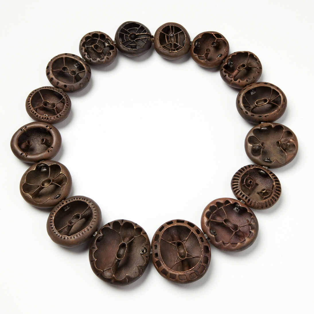 Big Brown Double Hole, Chain, 2014, Bronze - ø ca. 22 cm, photo © Mirei Takeuchi