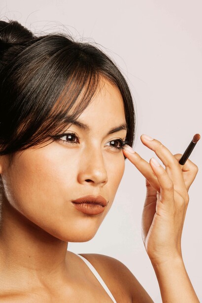 Donna che si trucca gli occhi: "Creare il miglior equilibrio possibile tra autonomia e connessione è un percorso impervio che richiede resilienza, flessibilità e la volontà di mettersi in gioco"