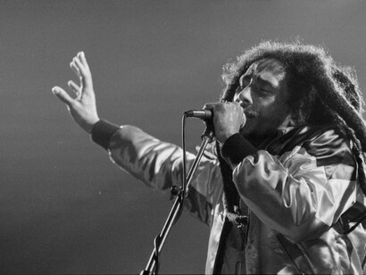 Bob Marley. Desde os sons revolucionários de "Catch a Fire" até os clássicos atemporais de "Exodus" e a icônica compilação "Legend"