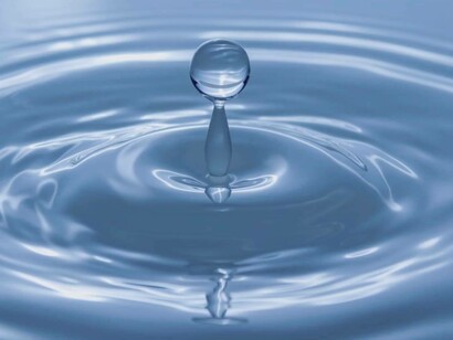 La superficie dell'acqua piatta quando la si tocca crea cerchi concentrici