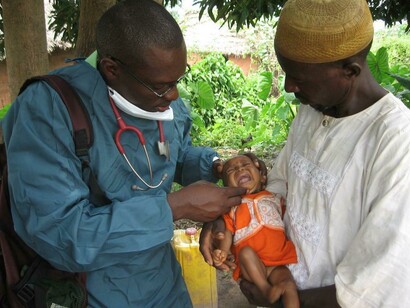 Un doctor examina a un bebé en África
