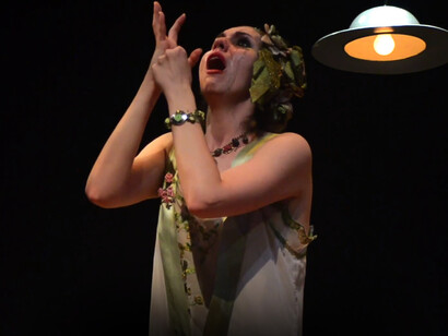 Anakarina Fajardo interpreta a Ligia Parra Jahn en el soliloquio 'Amor de página roja', producido por la Asociación Cultural Humboldt en Caracas, Venezuela