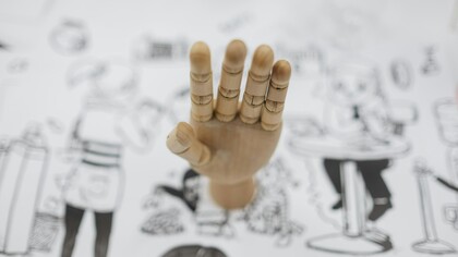 Ser criativo não é saber desenhar bem, nem ter ideias mirabolantes o tempo todo. Criatividade é saber encontrar caminhos novos para questões antigas. É olhar para um problema comum e enxergar soluções menos óbvias. É conseguir conectar pontos que, à primeira vista, não parecem ter relação nenhuma. E essa capacidade não nasce pronta. Ela é cultivada