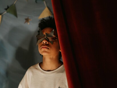 Tempos depois, lembro do caçula numa sala de cinema tentando apanhar os globos que “flutuavam” pela sala de projeção no filme em 3D “Up – Altas Aventuras” (Pixar/Walt Disney, 2009). Tantos filmes e situações maravilhosas... Claro que também os apresentei aos meus filmes infanto-juvenis... se apaixonaram pelo “ET – O Extraterrestre” (Steven Spielberg, 1982). Quem não se apaixona?