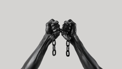 L'esclave brise ses chaînes et renaît.