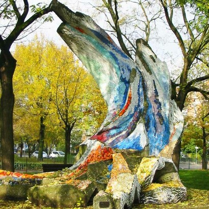 L'opera "Le ali della Pace" di Mally Edda è una scultura alta 4 metri raffigurante un'ala di colomba che si libra verso l'alto dei cieli, accanto ad un'ala spezzata e dalle tonalità più scure, che rappresenta l'assurdità della guerra con tutti i suoi drammi. L’autrice è nata a Vienna, dove vive e lavora